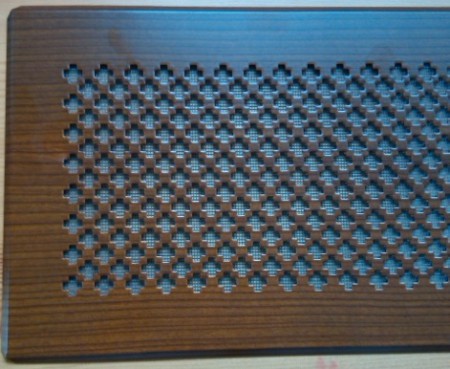 mřížka ražená s drevenym dekorem